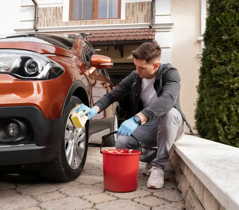 Lavage auto à domicile Brantôme en Périgord : professionnel intervenant sur un véhicule